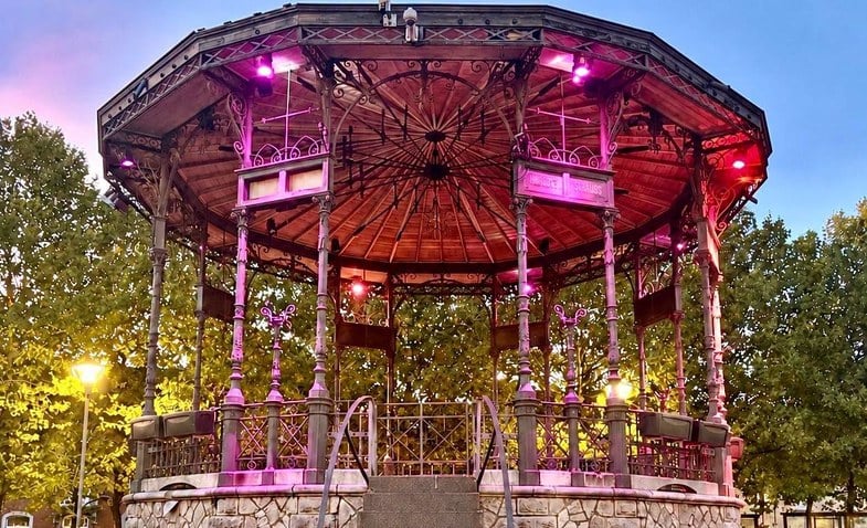 Le kiosque en rose pour Think Pink
