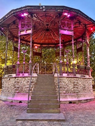 Le kiosque en rose pour Think Pink