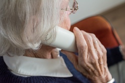Pour lutter contre la solitude des personnes âgées : Senior Contact existe